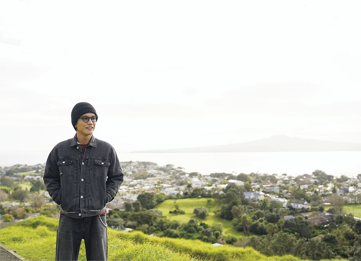 デボンポートを訪れたならぜひ足を延ばしたいのが、フェリー乗り場から徒歩約20分、標高87mの山、タカルンガ。山頂に立つと、オークランドの街並みを一望できる絶景が！