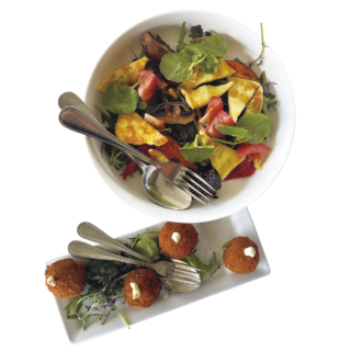 上から：Ceviche w coriander, chilli & kumara crisps ＄26、Fish croquettes with sour cream（4units） ＄22