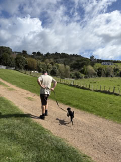 体験後はガイドと歩くネイチャーウォークがセットになっており、動植物や保全活動について学べるのも人気の理由。