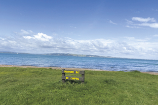 体験後はガイドと歩くネイチャーウォークがセットになっており、動植物や保全活動について学べるのも人気の理由。