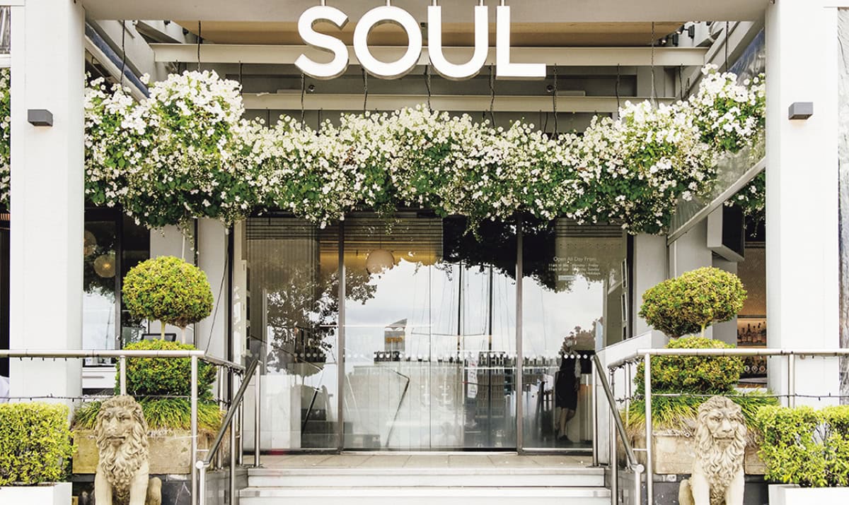 「最後のディナーもニュージーランドの食をたっぷり堪能できて、大満足でした」（岩田さん）牧草牛の赤身ステーキ $54はぜひ注文したい逸品。デザートの種類が豊富なのも嬉しい。