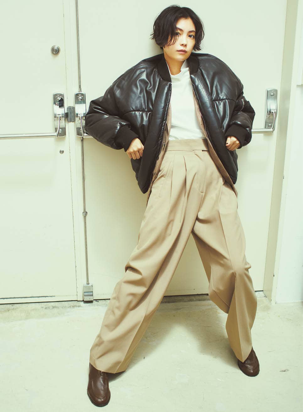 ダウンレザージャケット¥242,000（モルデカイ／プラージュ 代官山店）、ジャケット¥104,500（ハイク／ボウルズ）、ハイネックトップス※別注¥23,100（ユニオン ランチ／ロンハーマン）、パンツ¥29,700（コンテ／コンテ 青山店）、ブーツ¥85,800（ヘリュー／ヘリュージャパン オフィシャルオンラインストア）