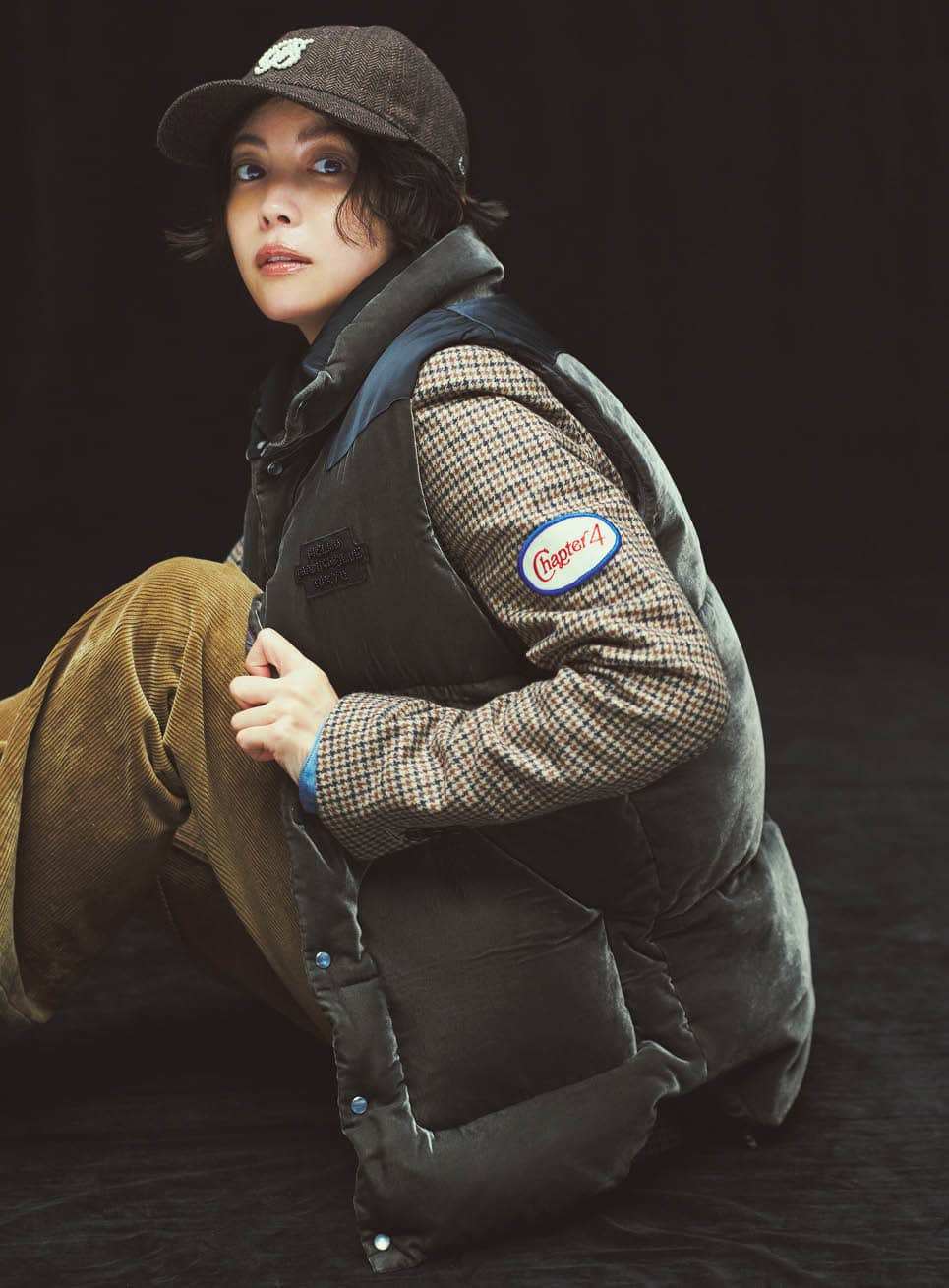 ダウンベストフェザーベルベット¥176,000、ジャケット¥159,500、ウエスタンシャツ¥69,300、コーデュロイパンツ¥71,500、キャップ¥26,400（全てマディソンブルー）