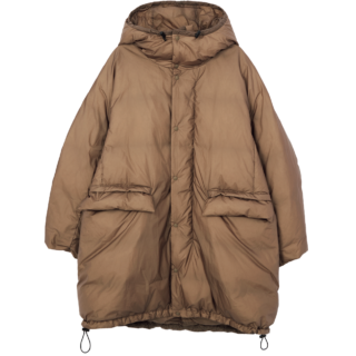 「写真のモカの他に、スミクロ、カーキの3色展開」別注ロングダウン¥74,580（レミレリーフ×カオス／カオス表参道）