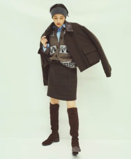 ブルゾン¥165,000（オーラリー）、シャツ¥26,400（アンタイトル）、ニット¥39,600（RHC／RHC ロンハーマン）、スカート¥26,400（ザ シンゾーン／シンゾーン 表参道本店）、ブーツ¥19,800（ル タロン グリーズ／ル タロン グリーズ ルミネ新宿店）、ヘアバンド¥6,930（ラカル／ル タロン 有楽町マルイ店）