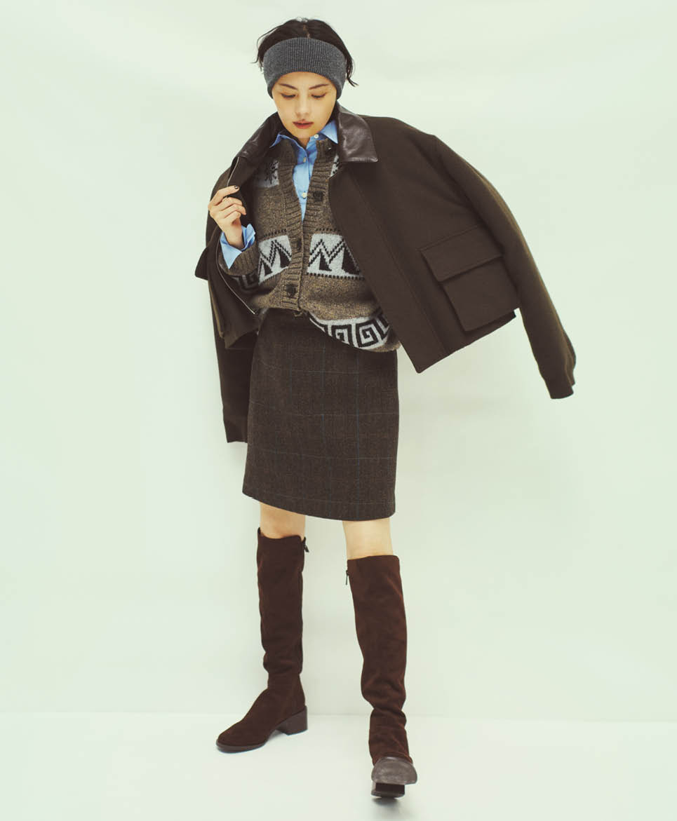 ブルゾン¥165,000（オーラリー）、シャツ¥26,400（アンタイトル）、ニット¥39,600（RHC／RHC ロンハーマン）、スカート¥26,400（ザ シンゾーン／シンゾーン 表参道本店）、ブーツ¥19,800（ル タロン グリーズ／ル タロン グリーズ ルミネ新宿店）、ヘアバンド¥6,930（ラカル／ル タロン 有楽町マルイ店）