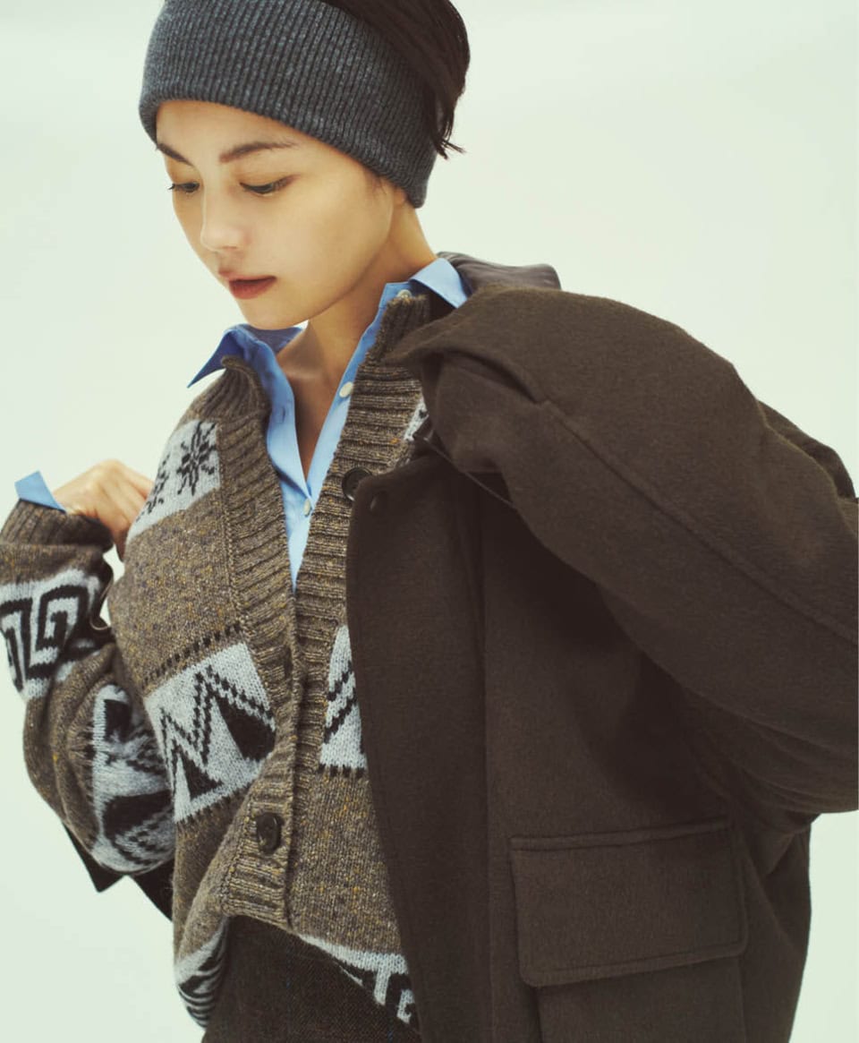 ブルゾン¥165,000（オーラリー）、シャツ¥26,400（アンタイトル）、ニット¥39,600（RHC／RHC ロンハーマン）、スカート¥26,400（ザ シンゾーン／シンゾーン 表参道本店）、ブーツ¥19,800（ル タロン グリーズ／ル タロン グリーズ ルミネ新宿店）、ヘアバンド¥6,930（ラカル／ル タロン 有楽町マルイ店）