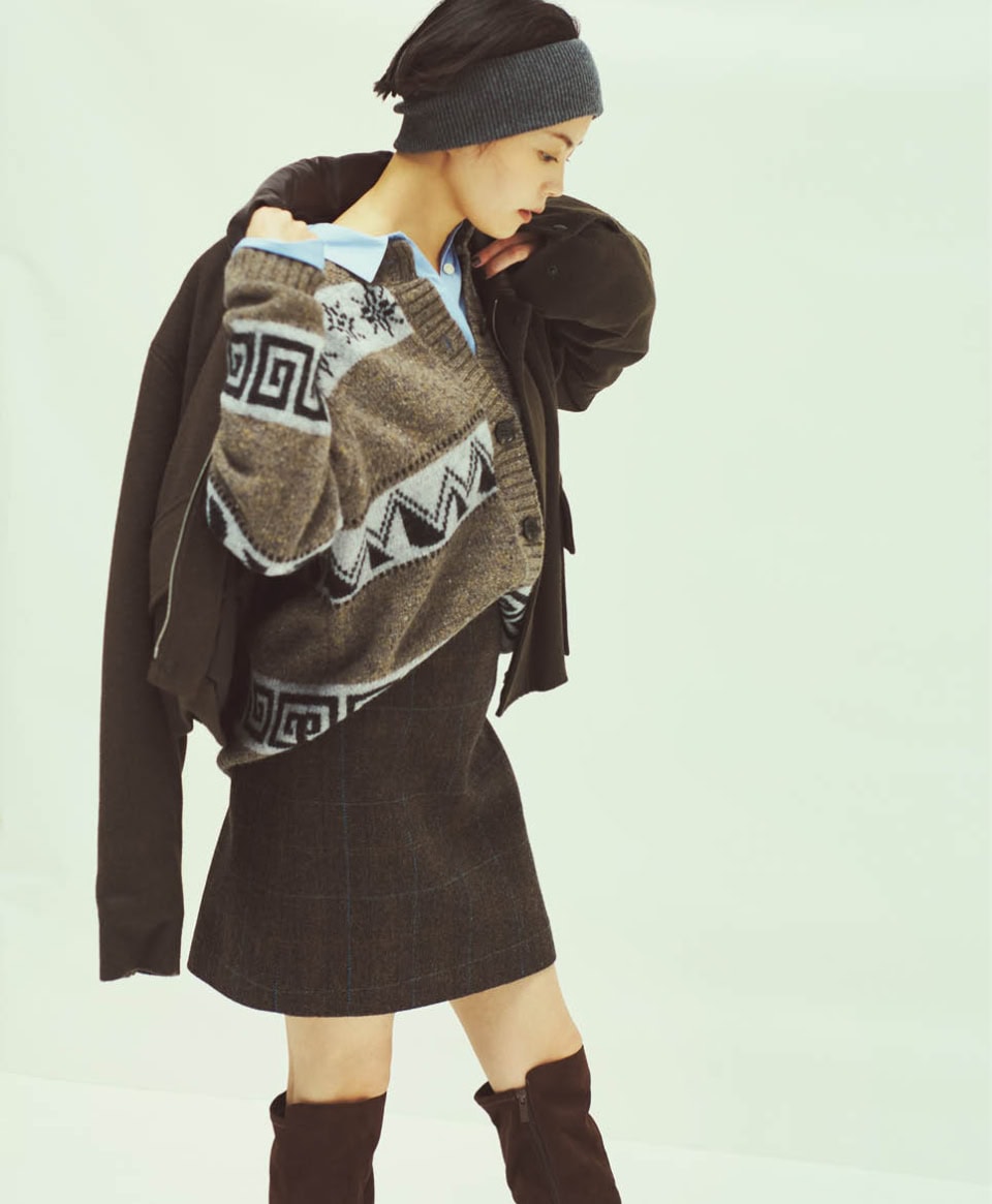 ブルゾン¥165,000（オーラリー）、シャツ¥26,400（アンタイトル）、ニット¥39,600（RHC／RHC ロンハーマン）、スカート¥26,400（ザ シンゾーン／シンゾーン 表参道本店）、ブーツ¥19,800（ル タロン グリーズ／ル タロン グリーズ ルミネ新宿店）、ヘアバンド¥6,930（ラカル／ル タロン 有楽町マルイ店）