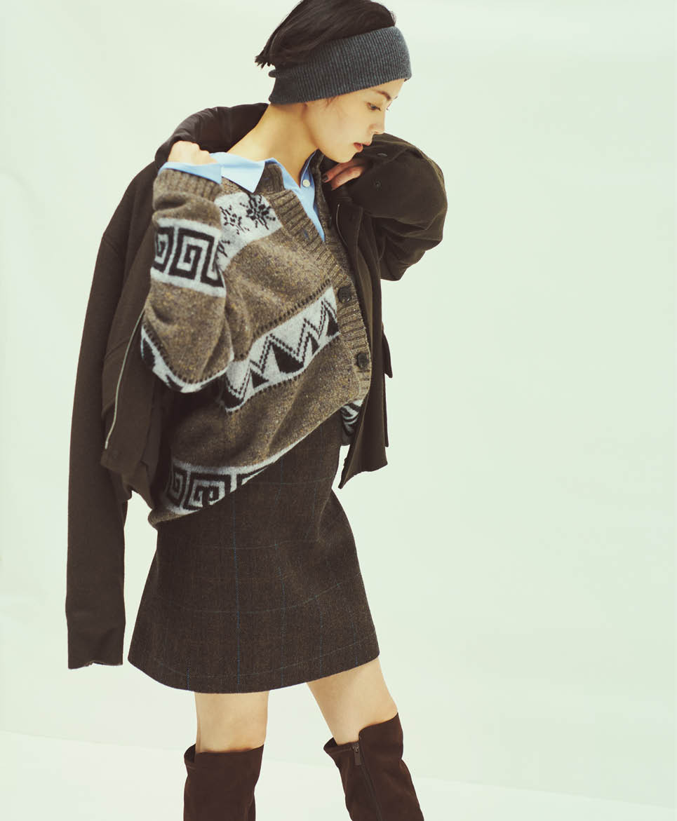 ブルゾン¥165,000（オーラリー）、シャツ¥26,400（アンタイトル）、ニット¥39,600（RHC／RHC ロンハーマン）、スカート¥26,400（ザ シンゾーン／シンゾーン 表参道本店）、ブーツ¥19,800（ル タロン グリーズ／ル タロン グリーズ ルミネ新宿店）、ヘアバンド¥6,930（ラカル／ル タロン 有楽町マルイ店）