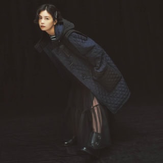 「裏地のブルーと軽さにハマります♡」ダッフルコート¥69,300（ステラ ノヴァ／サードマガジン）、ボーダーカットソー¥36,300（マディソンブルー）、スカート¥39,600（ウィム ガゼット／ウィム ガゼット 青山店）、ブーツ¥132,000（オーラリー）、ヘアピン¥ 6,490（ヘイップ／ル タロン グリーズ ルミネ新宿店）