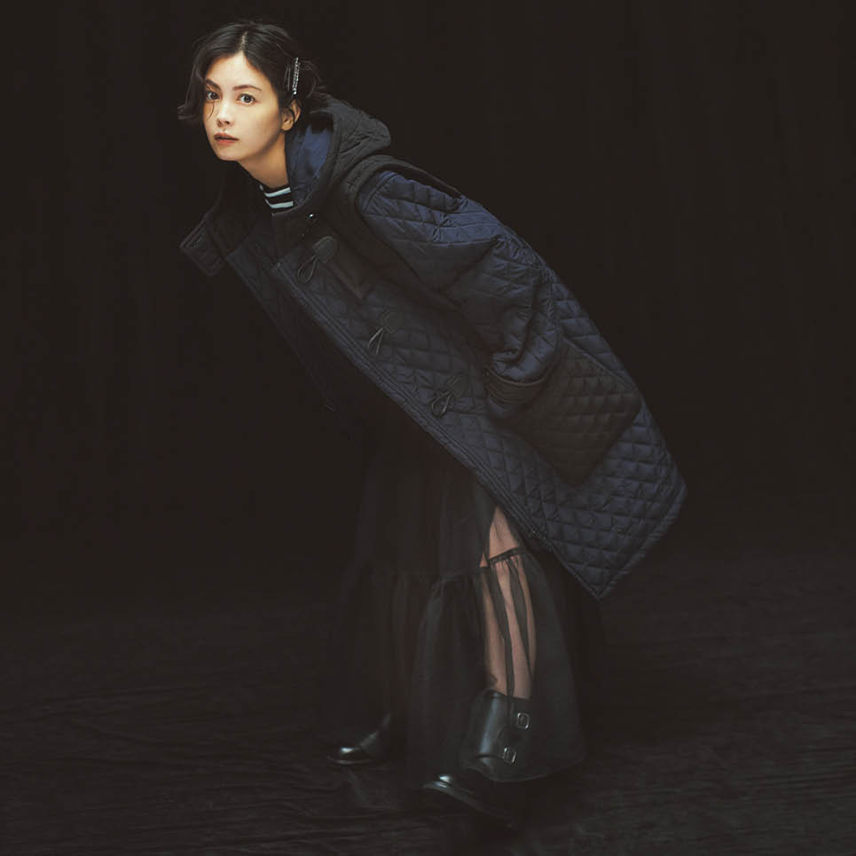 「裏地のブルーと軽さにハマります♡」ダッフルコート¥69,300（ステラ ノヴァ／サードマガジン）、ボーダーカットソー¥36,300（マディソンブルー）、スカート¥39,600（ウィム ガゼット／ウィム ガゼット 青山店）、ブーツ¥132,000（オーラリー）、ヘアピン¥ 6,490（ヘイップ／ル タロン グリーズ ルミネ新宿店）