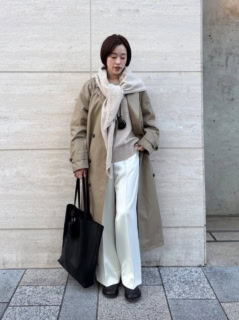 ストール付きニット￥35,200、コート￥49,500、パンツ￥19,800、バッグ￥25,300（プラージュ）、リップケース￥12,100（アンドミューク／全てPlage代官山店）、ルメールのネックレス、シセイのシューズは共に本人私物