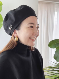 ゴールドカラーのスモールドロップピアスは、モノトーンのスタイリングの時に一気に華やかさをプラスしてくれます。