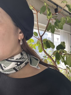 このミニフィンピアス（真理子様はスモールフィンピアス）は正面から見ると縦のラインなので、小顔にすっきり見えると真理子様がおっしゃっていました♡ 約￥100,000で購入。