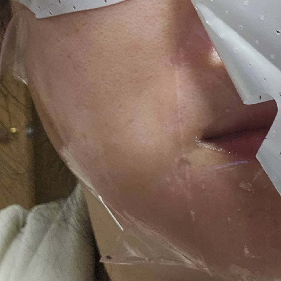 台紙ごと顔に貼ってからフィルムだけを顔に残していきます。そう、透明なの。