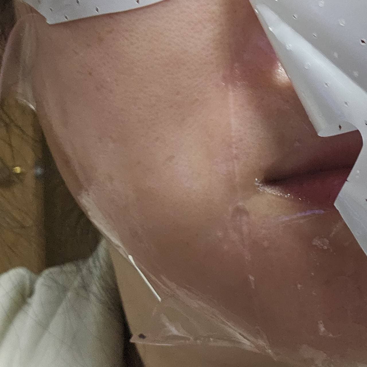 台紙ごと顔に貼ってからフィルムだけを顔に残していきます。そう、透明なの。