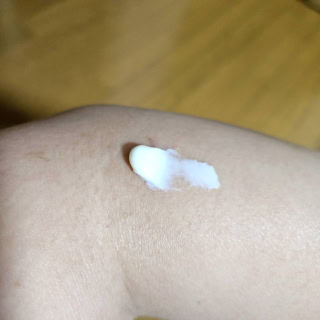 お目汚し失礼いたします。ちょっとカサカサしているひじのあたりに塗ってみましょう。