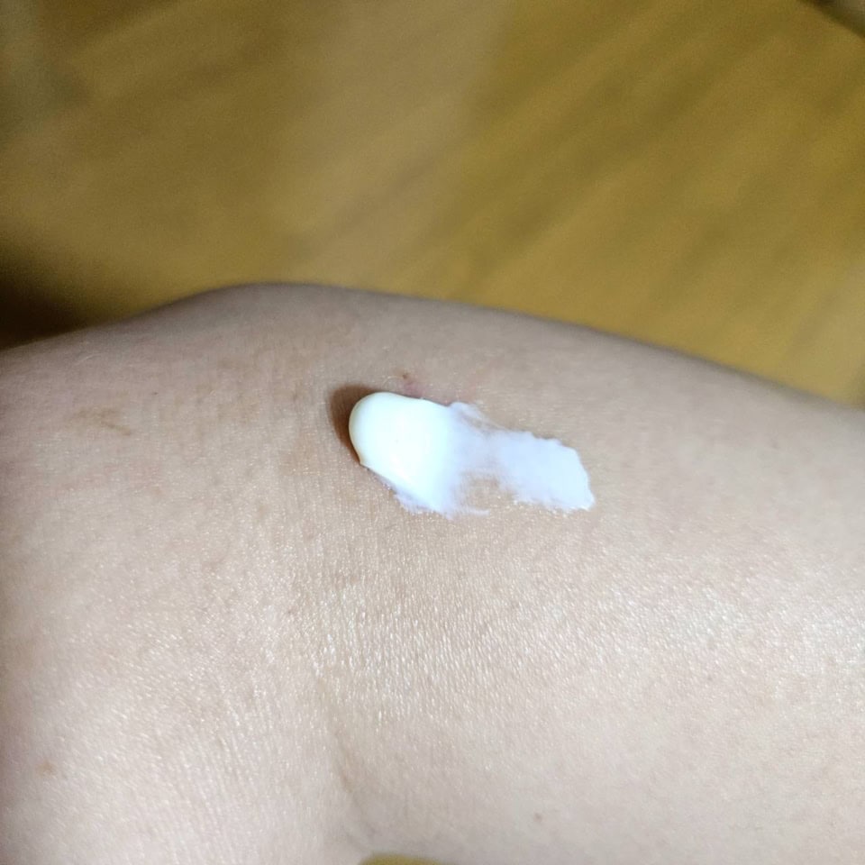 お目汚し失礼いたします。ちょっとカサカサしているひじのあたりに塗ってみましょう。