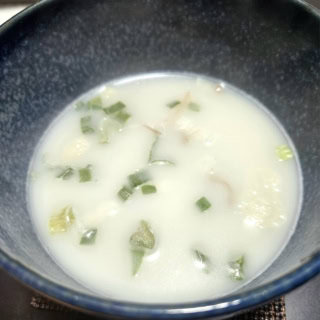 お湯を注いで少しだけくるくるすると完成！ 優しい塩味なのでこれだけでもダイジョブですが、お好みでコショウなんかを加えてもいいでしょう。