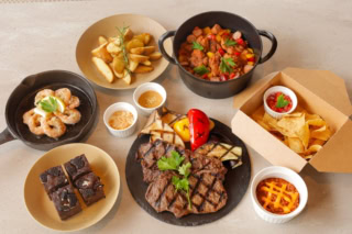 アウトドアごはんが美味し過ぎた！ アメリカンBBQメニューの一例。野菜などは季節によって異なります。ステーキにジャンバラヤに、チョコブラウニーまで満載！