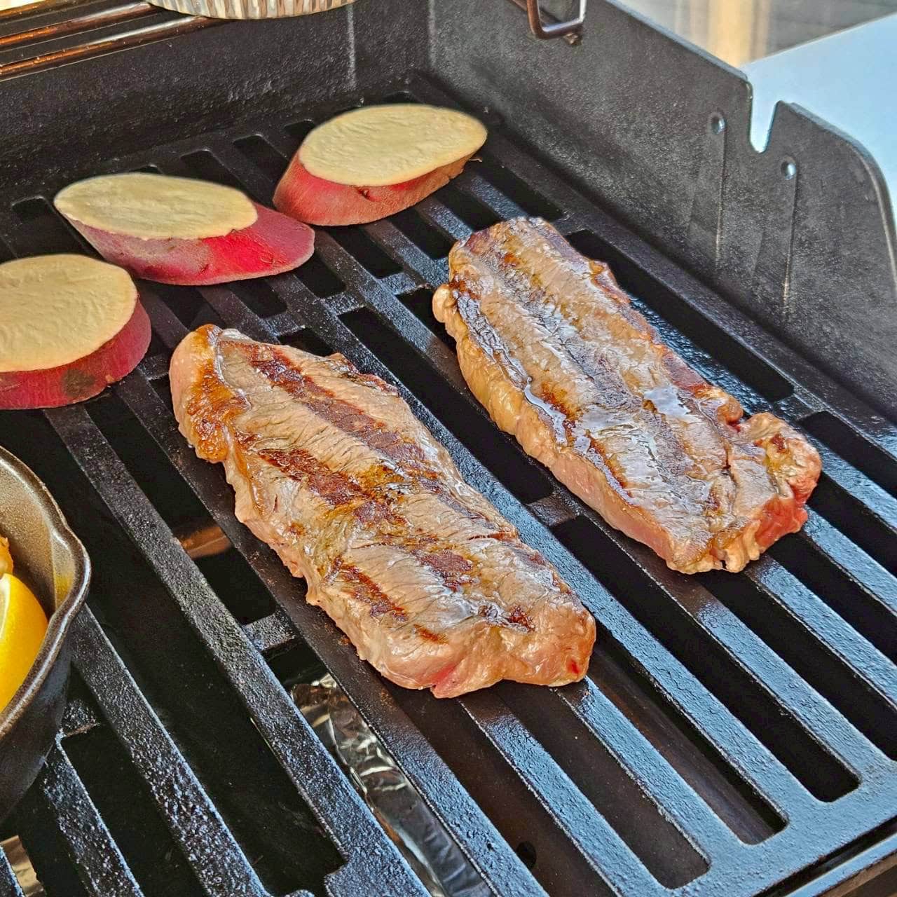 肉と野菜はオリジナルスパイスで味付け。焼き方はQRコードをスキャンすればスマホで詳しい解説メモで確認できます。