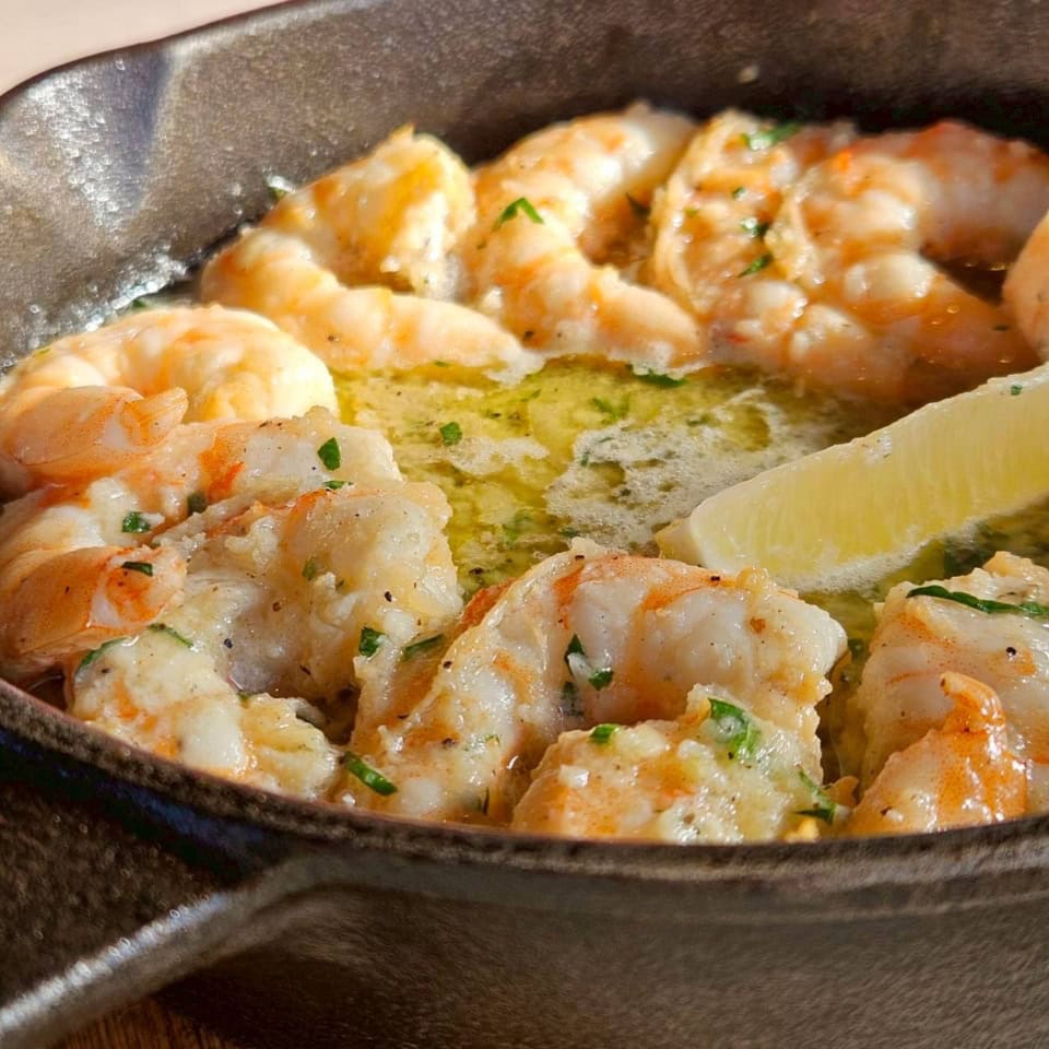 グリルでグツグツさせるガーリックシュリンプも美味！