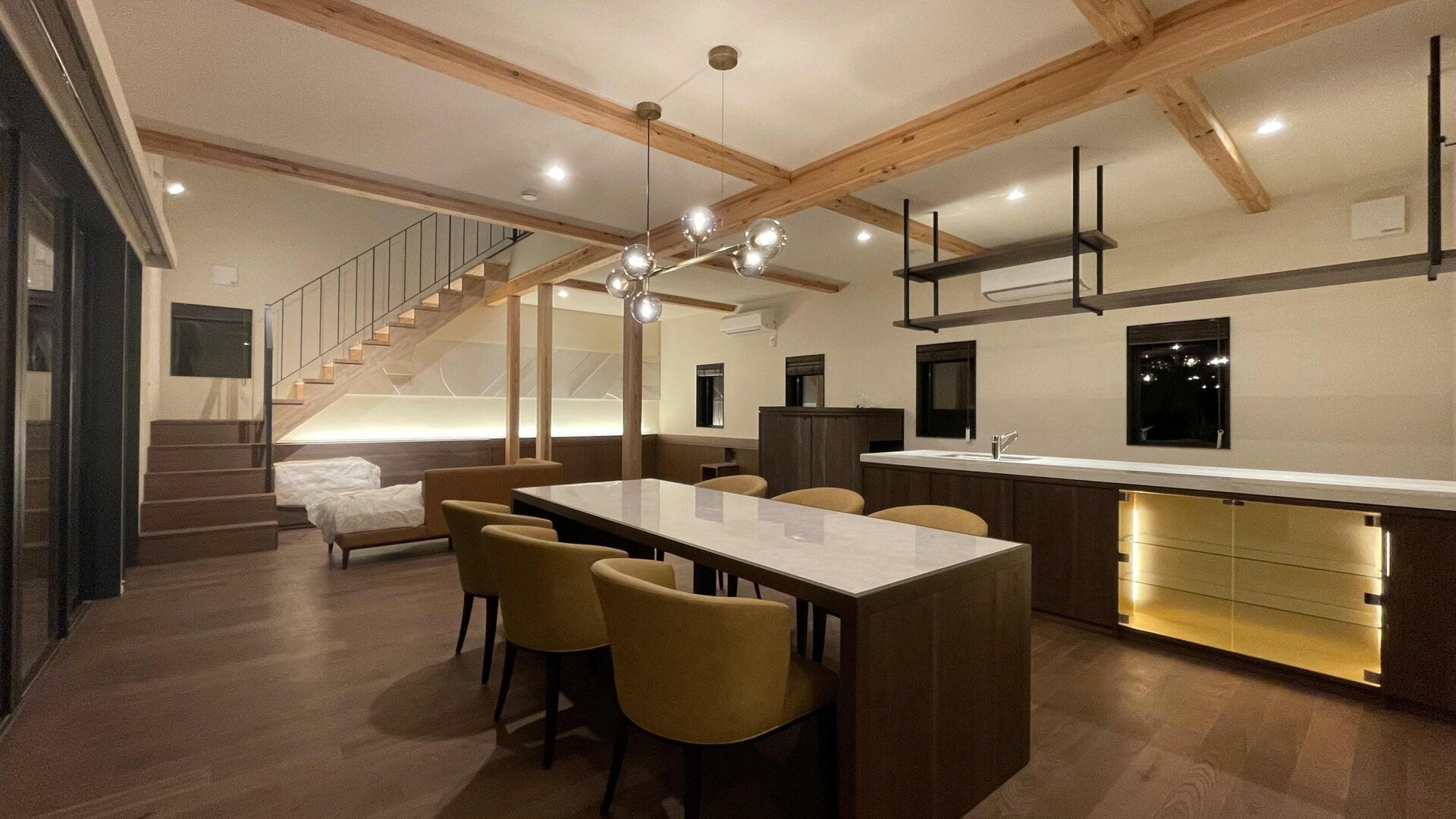 メゾネットコテージは2階建てで最大定員7名。人数が増えるほど宿泊価格はおトクになります。お風呂もついています