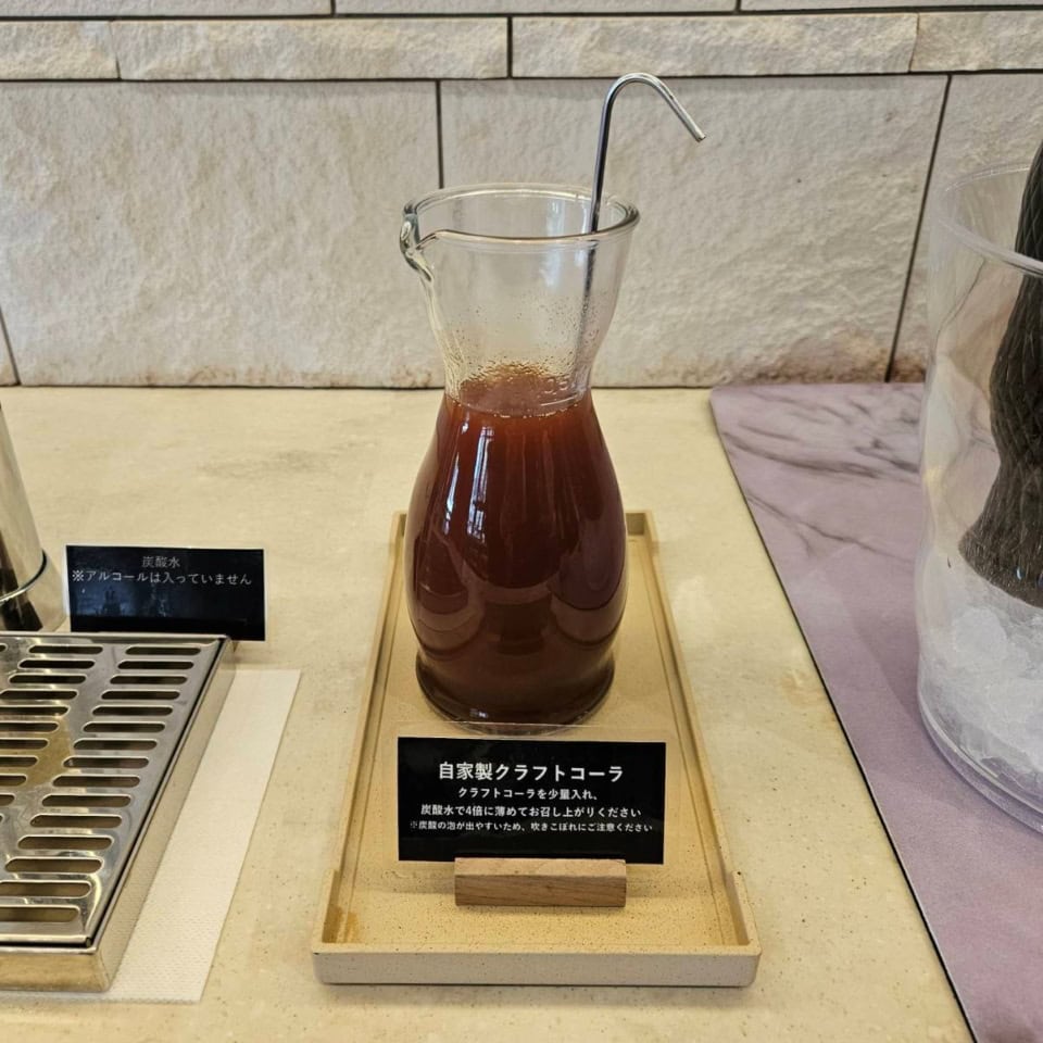 チェックインなどを行うラウンジエリアでは夜23時までアルコール含む飲料が飲み放題。谷尻直子さん監修の自家製クラフトコーラが美味！宿泊料金にはお食事やこれらドリンクの料金も含まれています。おトク～！