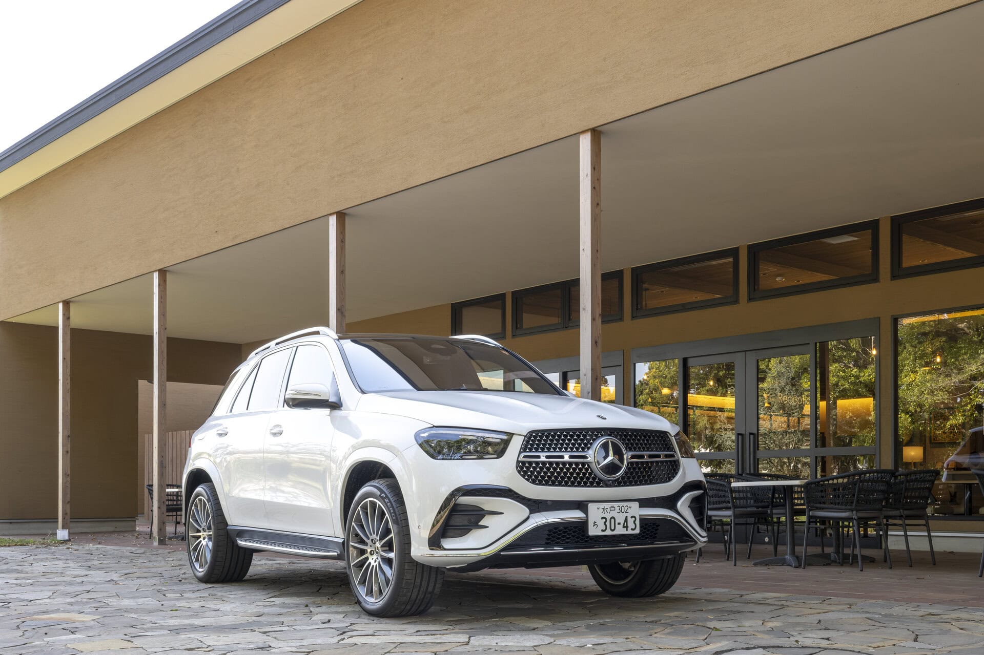 車高が高めなので、高いアイポイントで見晴らしがよく、ボディの大きさを感じさせません。少々マニアックな説明になりますが、GLE 450dは『3.0ℓ直列6気筒ディーゼル+ハイブリッド補助』で、367PSのパワーと750Nmのトルクを発揮します。これは「高速道路での走行に安定性をもたらしてくれて、追い越しや合流もストレスなくでき、また重い荷物や5~7人などの大人数を乗せていても力強い走りをしてくれる」という数字。実際に運転のしやすさ、ゆとりのある走りを叶えてくれました。