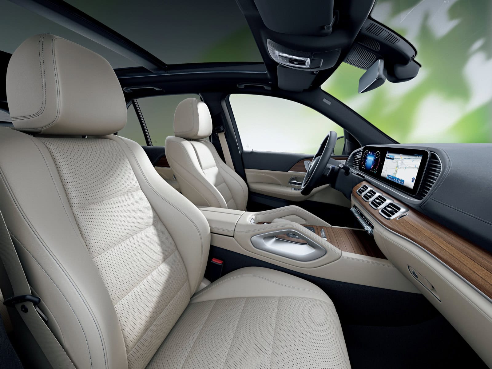 運転席も助手席もゆったりとした広さ。長時間運転しても疲れ知らずにシート設計。