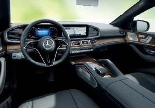 高級感あふれるインテリア。シートやアームレストのクッション性も心地いい！