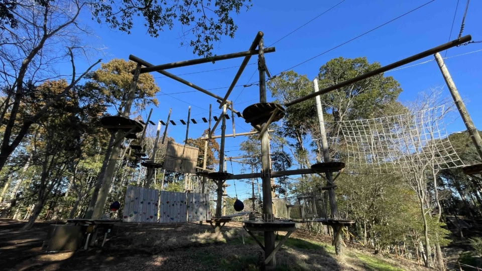 エアリアルアドベンチャーが本格的過ぎた！ けれどハーネスをつけているので安心＆安全。大人は翌日の筋肉痛については、くれぐれも覚悟して挑みましょう（※経験談）。