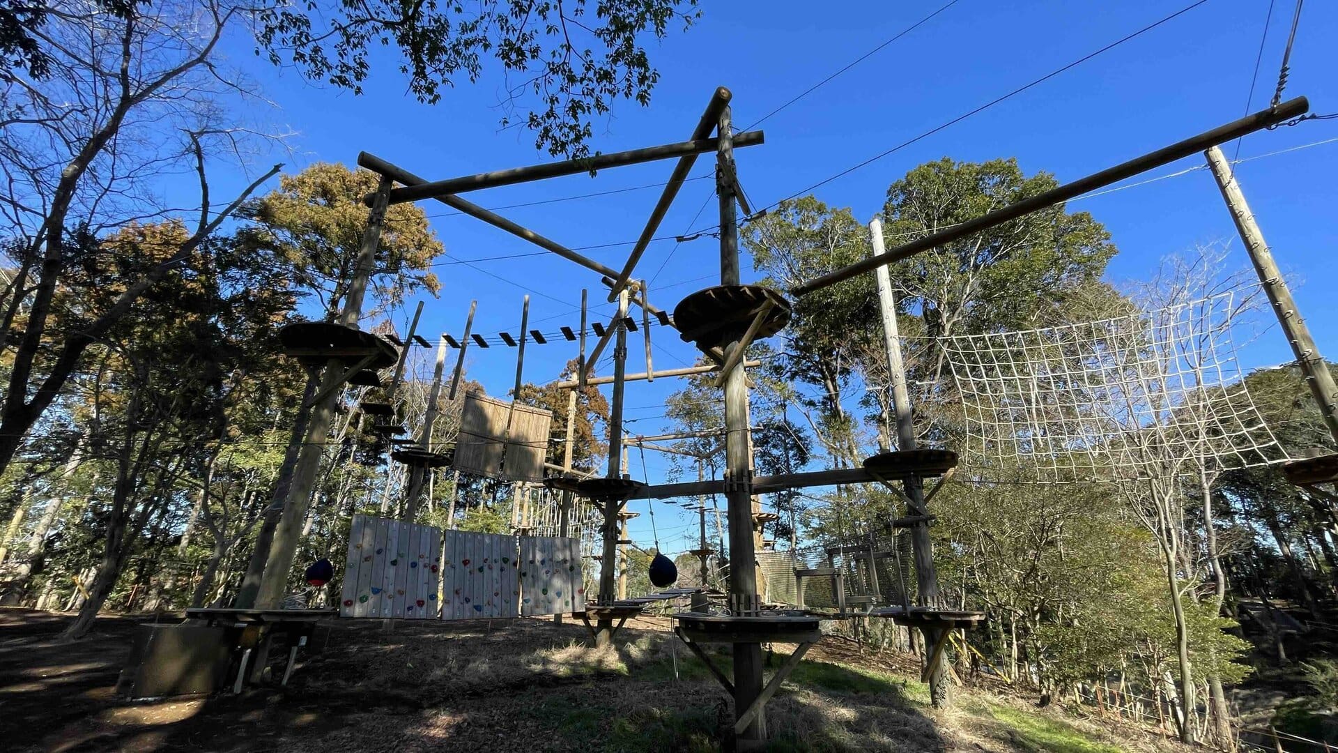 エアリアルアドベンチャーが本格的過ぎた！ けれどハーネスをつけているので安心＆安全。大人は翌日の筋肉痛については、くれぐれも覚悟して挑みましょう（※経験談）。