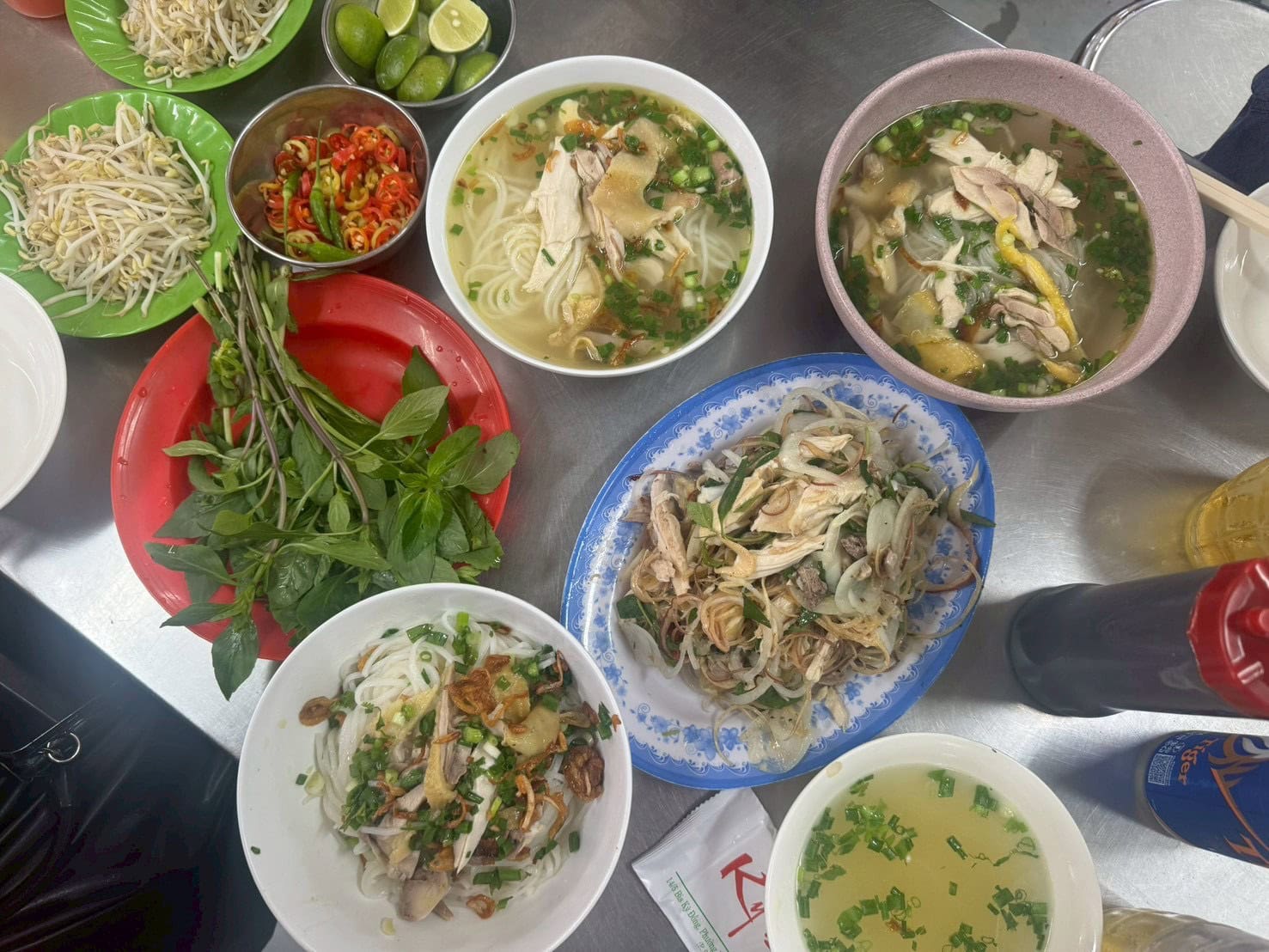 フォー【連載】清水みさと「旅をせずにはいられない」vol.5 誰かと食べると、遠くへ行ける