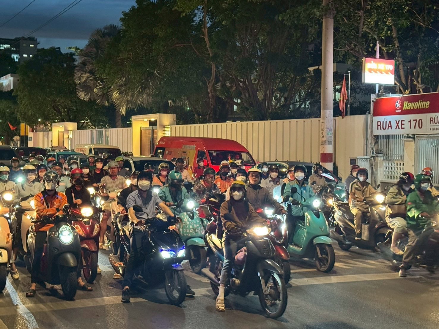 はちきれそうなほどバイクであふれたホーチミンの道　【連載】清水みさと「旅をせずにはいられない」vol.5 誰かと食べると、遠くへ行ける