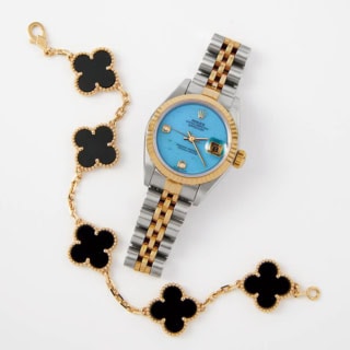 「時計はヴィンテージのロレックス。ずっと欲しかったモデルを偶然銀座で見つけて、これは運命！ と即決。アルハンブラのブレスレットは深夜にオンラインで発見して♡」。ロレックスのヴィンテージウオッチ、ヴァンクリーフ＆アーペルのブレスレット／共に本人私物