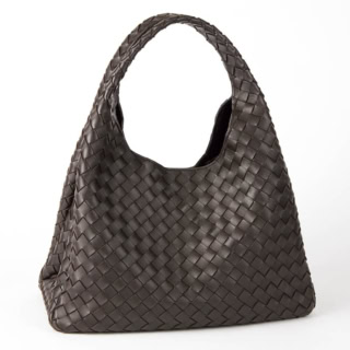 「スタイリストの百々千晴さんが持っていて可愛い～と思っていたのですが、持ってみたら私は大きいほうがバランスよく見えてこちらに！」。ボッテガ・ヴェネタのバッグ／本人私物