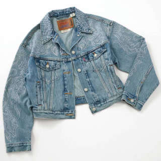 「派手さが気に入って購入しましたが、派手さゆえにまだ1回も着ていません（笑）」。ビヨンセ×リーバイス®のエクスクルーシブなデニムジャケット／本人私物