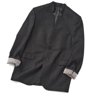 「ジャケットは袖をこんな感じでまくって着るのが好き。着たときのシルエットの美しさはもちろん、襟の形がユニークでお気に入りの1着です」。セリーヌのジャケット／本人私物