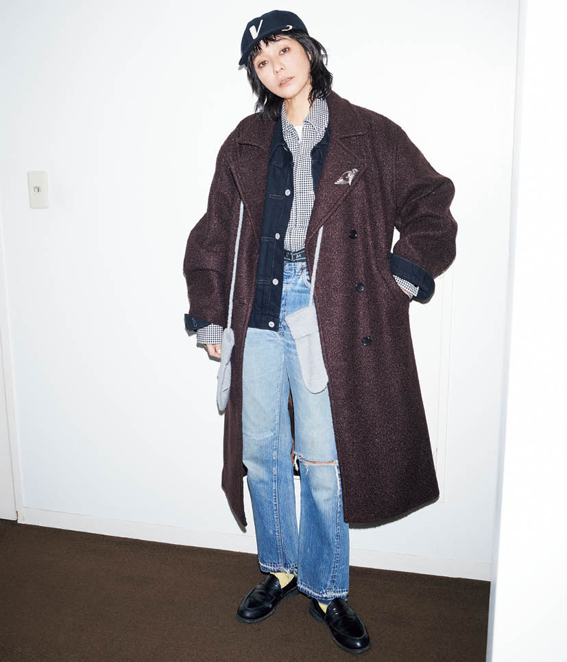 アンヌークのコートとミトン、リーバイスのデニムジャケットとデニムパンツ、マルニのギンガムチェックジャケット、ビズヴィムのキャップ、コートに付けたヴィンテージのブローチ、マーガレット・ハウエルの靴下、サンダースのローファー／全て本人私物