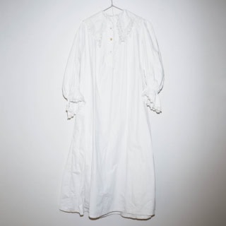 「オールドコットンの風合いが最高。黒のドレスや大きめのセーターを重ねて、襟や袖を見せる着方で♡ 最終的にはカットしてブラウスとスカートにしちゃう？と構想中」。トロ ヴィンテージ クロージングで購入したドレス／本人私物