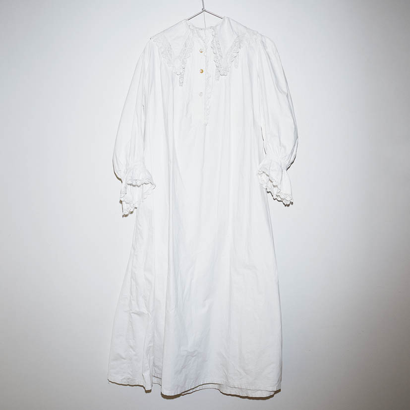 「オールドコットンの風合いが最高。黒のドレスや大きめのセーターを重ねて、襟や袖を見せる着方で♡ 最終的にはカットしてブラウスとスカートにしちゃう？と構想中」。トロ ヴィンテージ クロージングで購入したドレス／本人私物