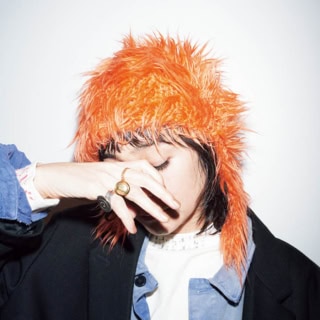 「一瞬、髪の毛！？ と見まがう（笑）、毛足長めのビーニー。この絶妙な違和感がとにかく新鮮だし、被るとだらーんとなる無縫製ならではのフォルムもいいの」。イッセイ ミヤケのニットビーニー、 リング［中指］キウナ、［薬指］ブラミンク、［小指］スウェード／全て本人私物