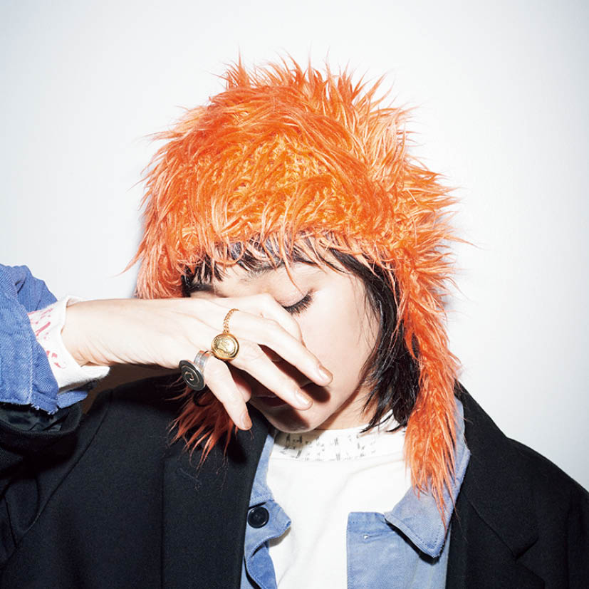 「一瞬、髪の毛！？ と見まがう（笑）、毛足長めのビーニー。この絶妙な違和感がとにかく新鮮だし、被るとだらーんとなる無縫製ならではのフォルムもいいの」。イッセイ ミヤケのニットビーニー、 リング［中指］キウナ、［薬指］ブラミンク、［小指］スウェード／全て本人私物