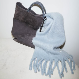 「荷物多めな私にぴったりの大容量トートは、タフなヌバックレザーでガシガシ使える。アイスブルーのストールとの配色バランスがツボ」。エイトンのバッグ、アンヌークのストールとメガネ／全て本人私物