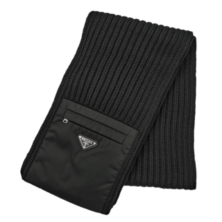 「実用的かどうかは別として（笑）、とにかく可愛くて買わずにはいられなかった」というマフラー。ブラックがヨンアさんらしくてお似合い。プラダのマフラー／本人私物