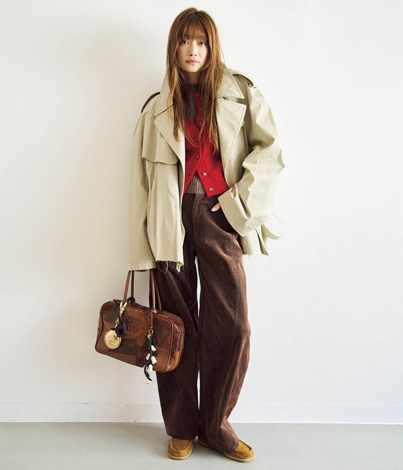 バレンシアガのトレンチコート、シシクイのカーディガン、サカイのパンツ、コエルのバレルレッグパンツ、ミュウミュウのバッグ、ジャックモスのモカシン／全て本人私物