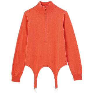 「ブラウンコーデの差し色にレッドを入れるのも好きなんだけど、同じようにオレンジも好き！ キレイな色はやっぱり気分を明るくしてくれるよね」。チカ キサダのニット／本人私物