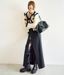 フェティコのカーディガンとベアトップ、コエルのロングスカート、バレンシアガのバッグ、クロエのロングブーツ／全て本人私物