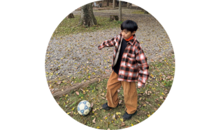 息子君のサッカーチームの応援が、推し活というヨンアさん。「小学生になって急にお兄さんになって、サッカーを頑張っています。スポーツ観戦に頻繁に行くタイプではなかったけれど、今では応援に行くのも楽しくて、つい熱が入ります！」。